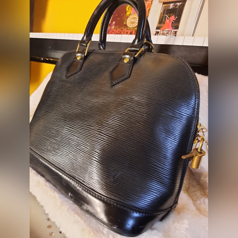 Louis Vuitton Vintage Epi Alma PM - Picture 9 of 16